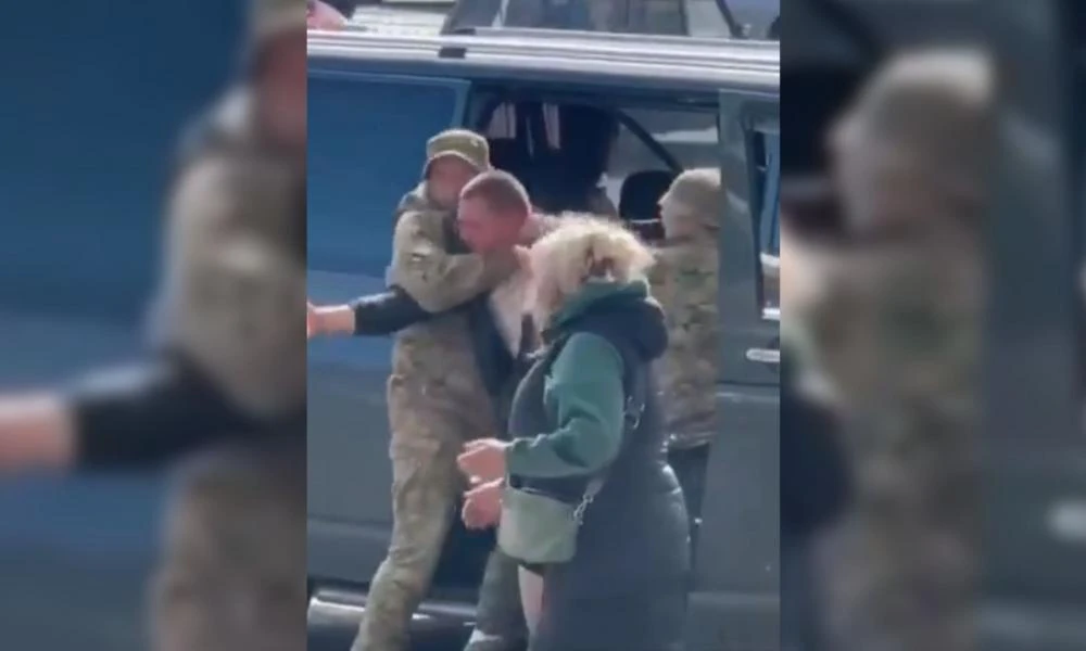 Δείτε το: Ουκρανοί στρατιωτικοί βίαια βάζουν άντρα σε βανάκι για να τον στείλουν στο μέτωπο